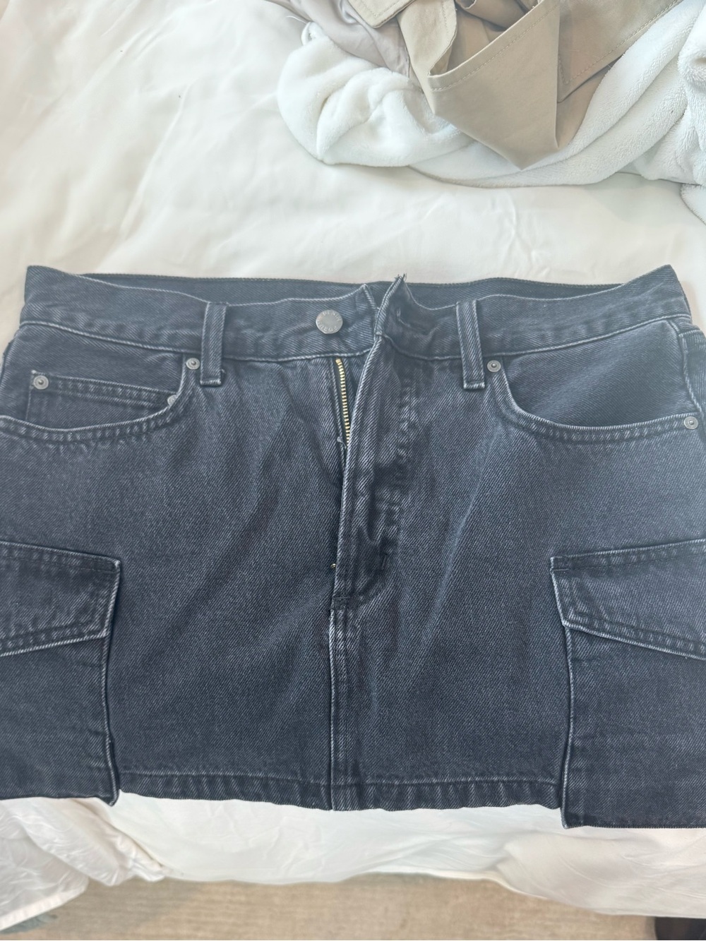 Aritzia Mid rise cargo mini skirt